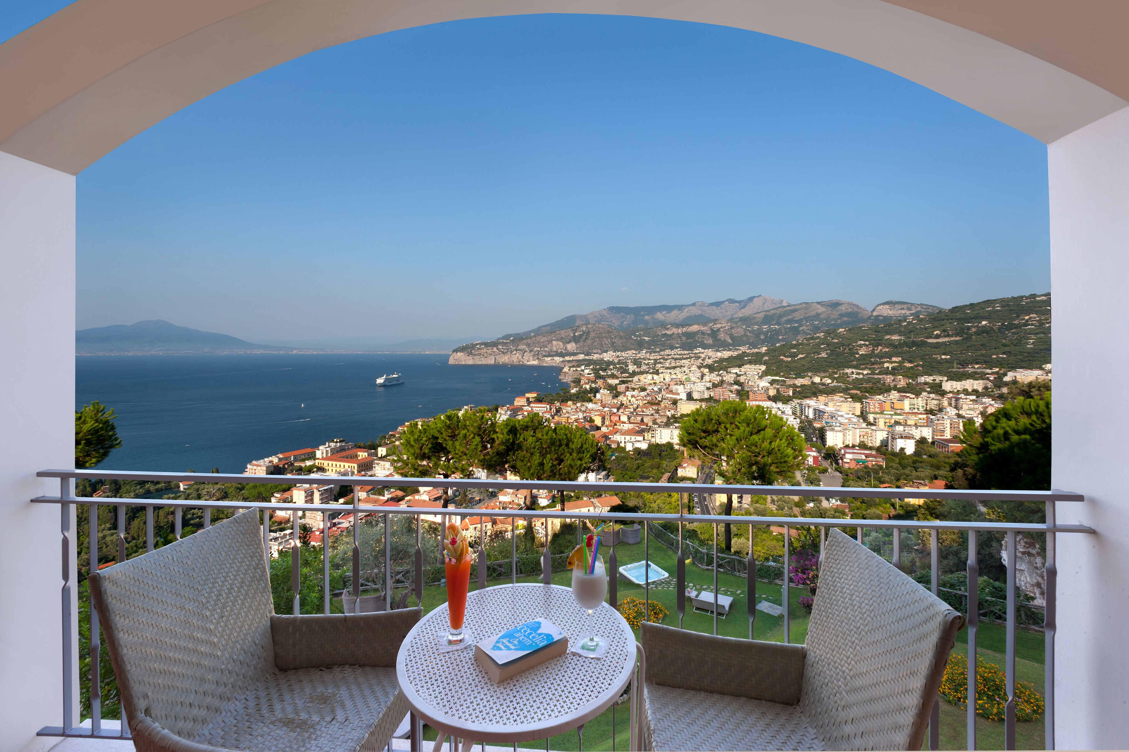 Un balcon avec vue sur la mer et sur le paysage urbain.