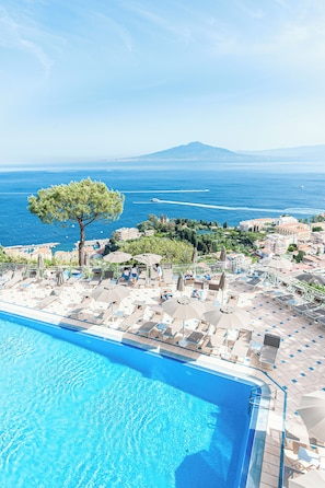 Outdoor pool, pool loungers - Grand Hotel President (Sorrento)