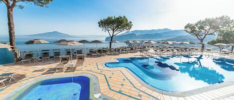 Utomhuspool och solstolar