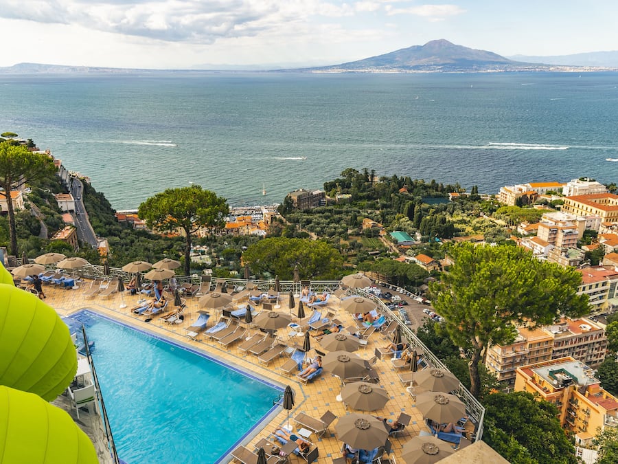 Utendørsbasseng og solsenger