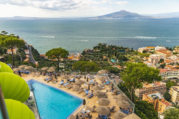 Outdoor pool, sun loungers - Grand Hotel President (Sorrento)