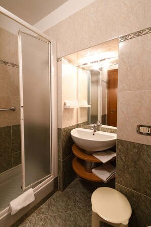 Triple Room | Bathroom | Free toiletries, hair dryer, bidet, towels