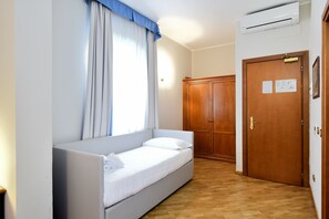 Cubrecamas, minibar, caja de seguridad en la habitación y escritorio 