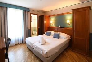 Classic Double Room | Down comforters, minibar, in-room safe, desk - Hotel Cavour (Rapallo)