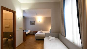 Chambre Quadruple | Couette en duvet d'oie, minibar, coffres-forts dans les chambres, bureau