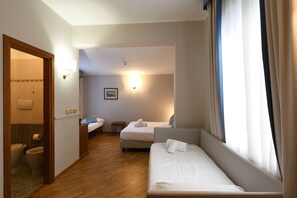 Cubrecamas, minibar, caja de seguridad en la habitación y escritorio 