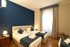 Triple Room | Down duvets, minibar, desk, laptop workspace - Hotel Cavour (Rapallo)