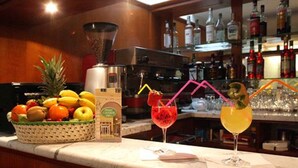 Bar (trong khuôn viên)