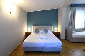 Down duvets, minibar, desk, laptop workspace - Hotel Cavour (Rapallo)