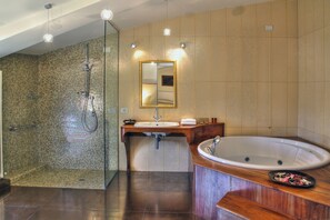 Deluxe Suite | Bathroom | Hair dryer, bathrobes, slippers, bidet - Castello Di Petroia Relais (Gubbio)