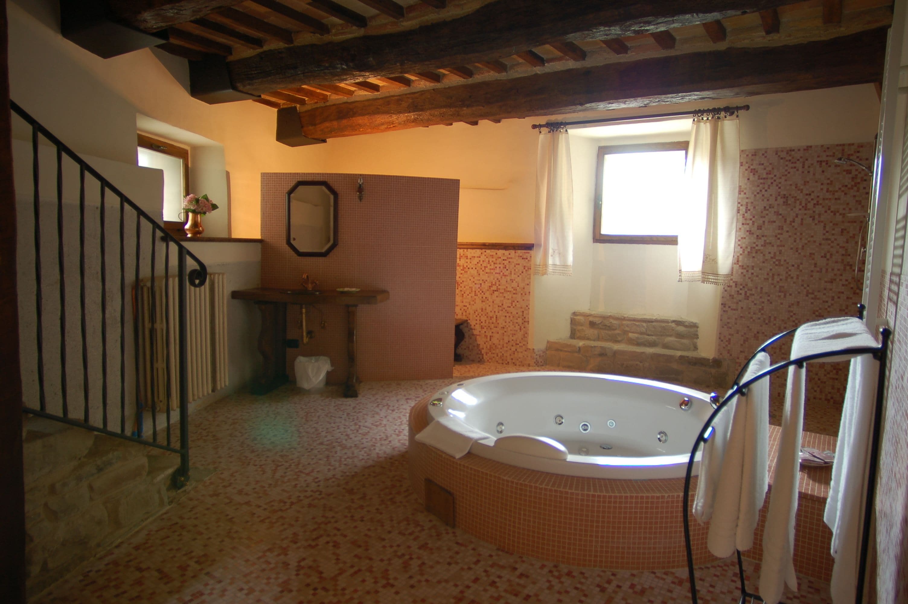 Deluxe suite | Badkamer | Een haardroger, badjassen, pantoffels, een bidet
