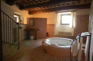 Deluxe Suite | Bathroom | Hair dryer, bathrobes, slippers, bidet - Castello Di Petroia Relais (Gubbio)