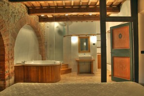 Suite Deluxe | Salle de bain | Sèche-cheveux, peignoirs, chaussons, bidet