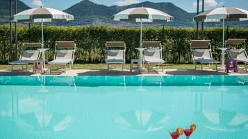 Piscina externa sazonal, guarda-sóis, espreguiçadeiras