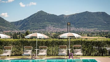Piscina stagionale all'aperto, ombrelloni da piscina, lettini