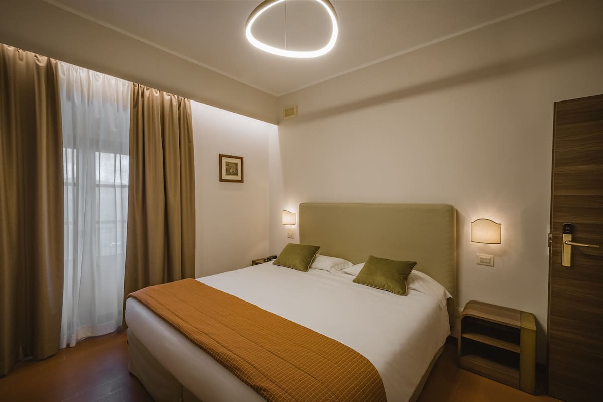 Minibar, desk, WiFi (free), bed sheets