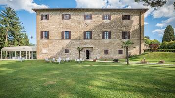 Fachada da propriedade à noite