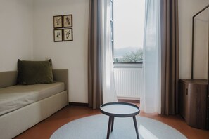 Kamar Quadruple | Minibar, meja kerja, Wi-Fi gratis, dan seprai linen