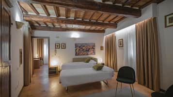Chambre Quadruple | Minibar, bureau, Wi-Fi gratuit, draps fournis