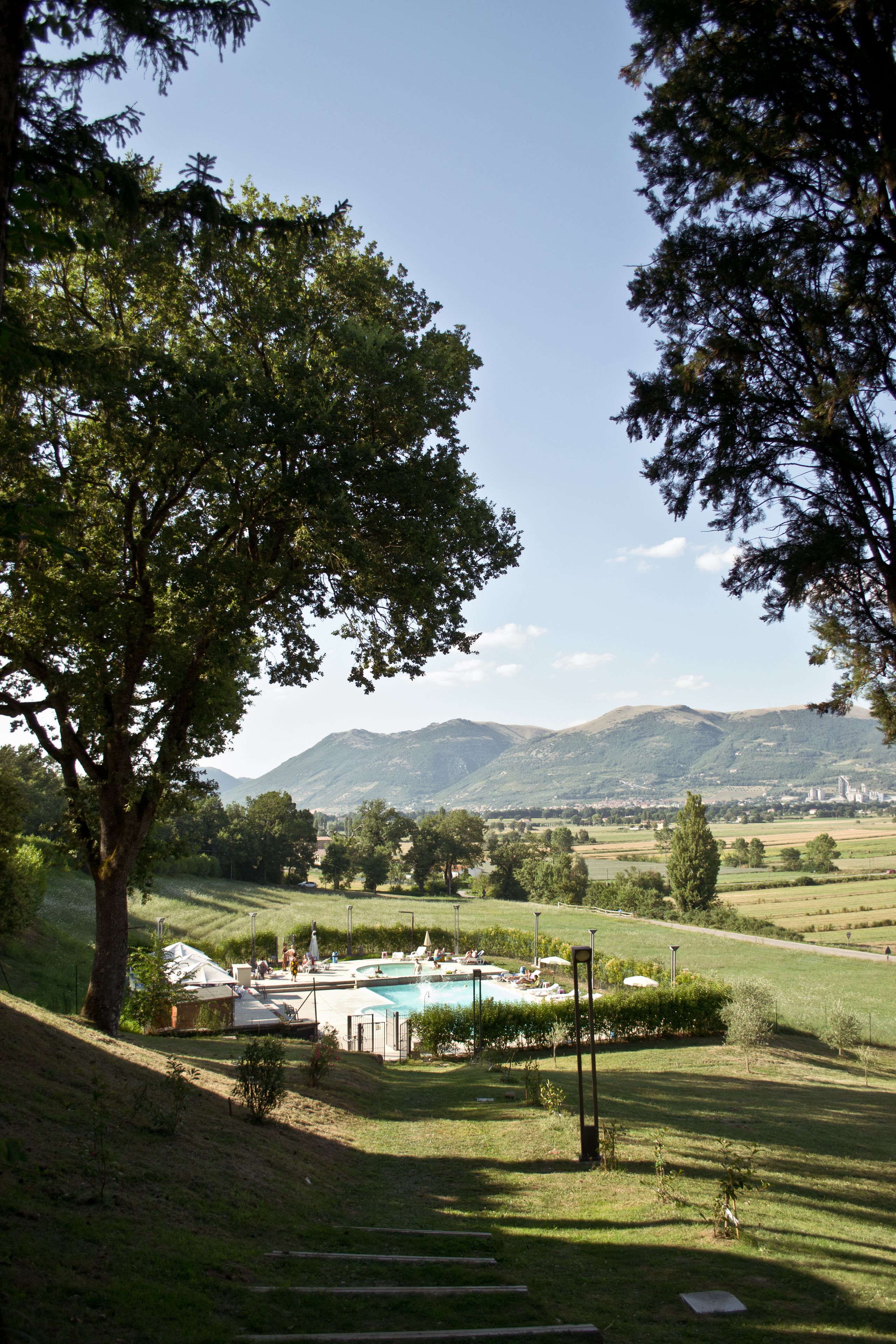 시즌별로 운영되는 야외 수영장, 수영장 파라솔, 일광욕 의자