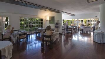 Lunch and dinner served