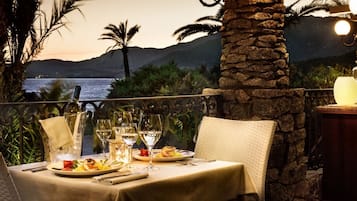 Breakfast, dinner served; international cuisine, beach views