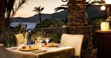 Se sirven desayunos y cenas; cocina internacional; con vista a la playa