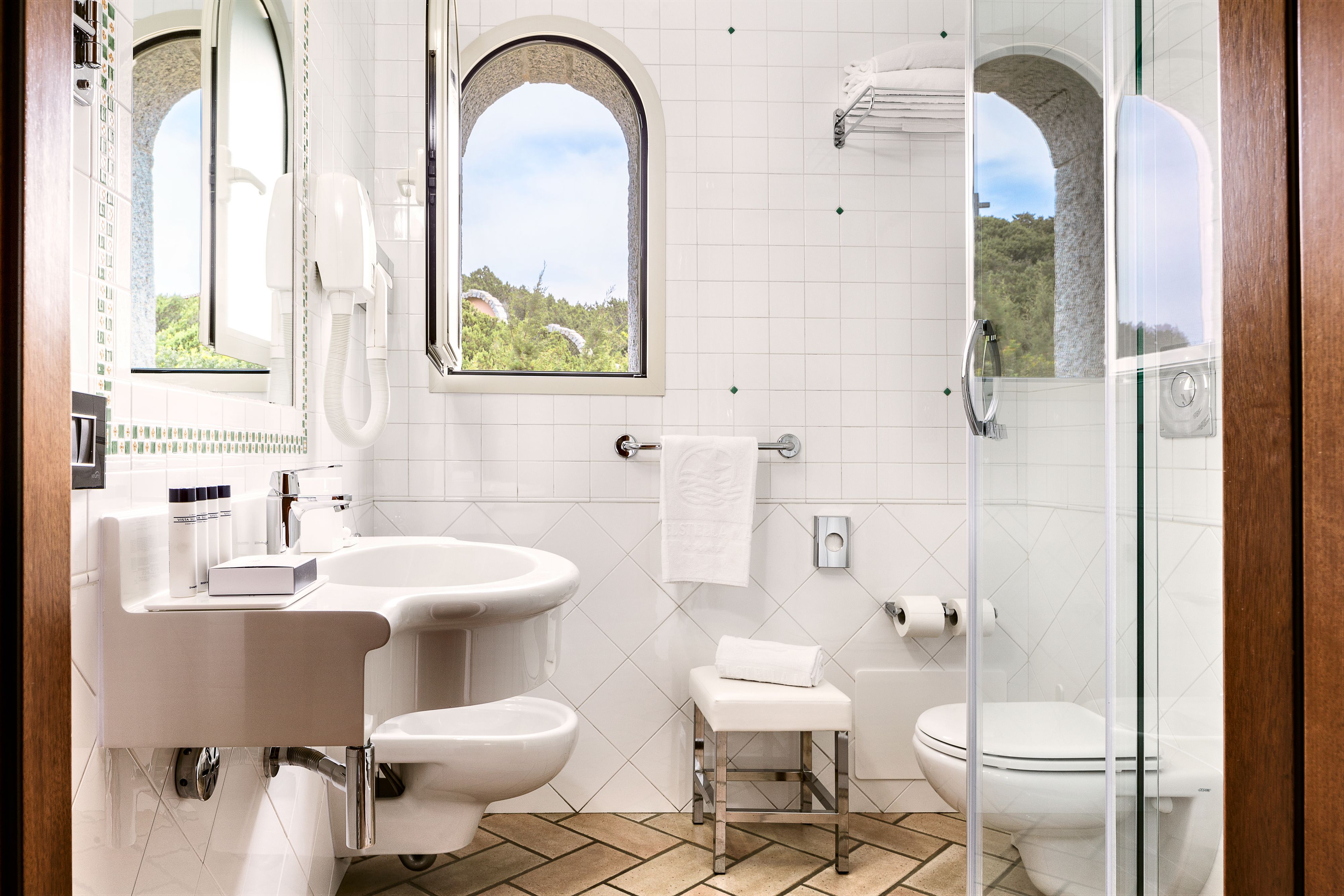 deluxe double or twin room, sea view | bathroom | shower, free toiletries, hair dryer, bathrobes