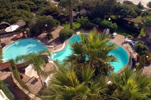 Piscine extérieure en saison