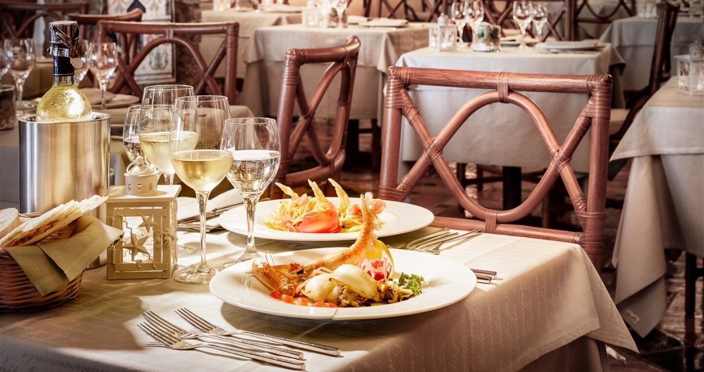 breakfast, dinner served; international cuisine, beach views