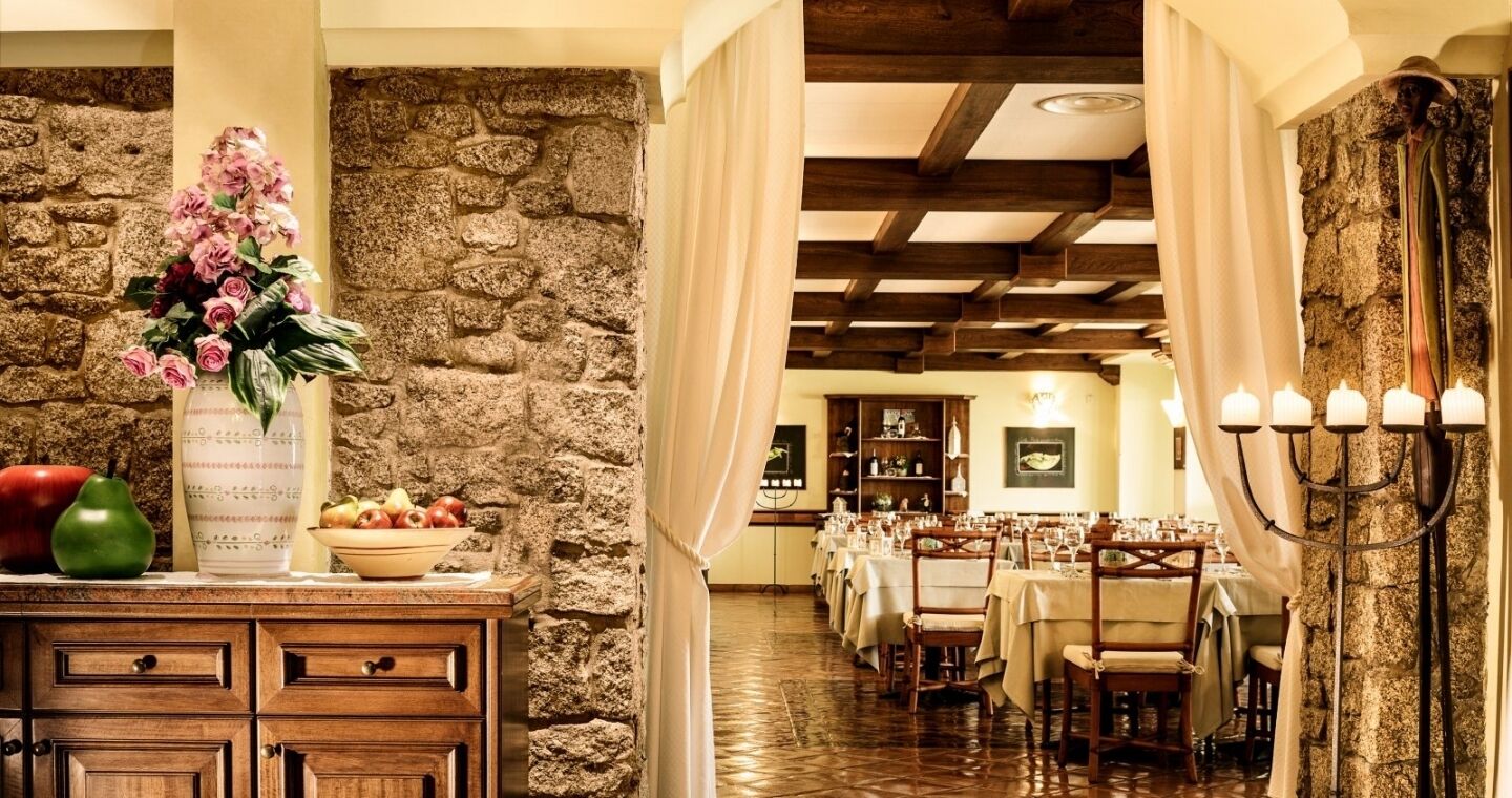 breakfast, dinner served; international cuisine, beach views