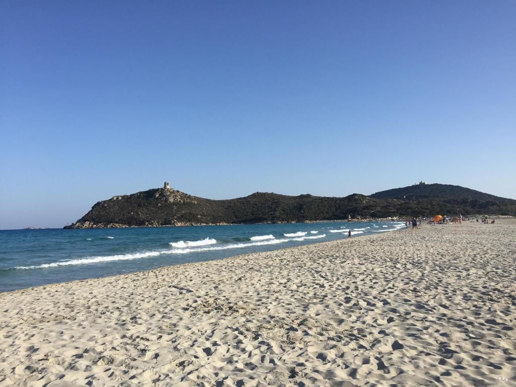 private beach, white sand, sun-loungers, beach umbrellas