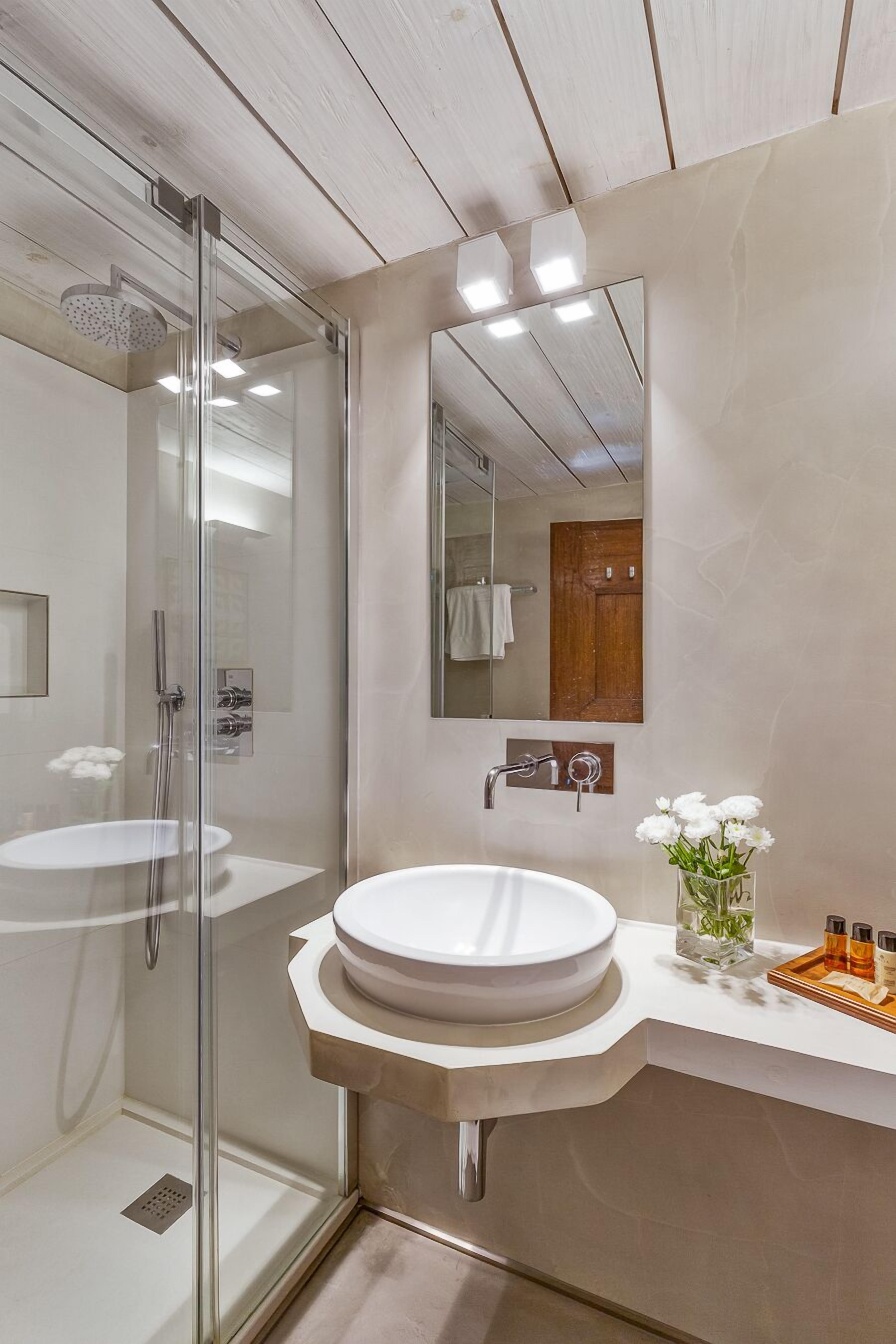 standard double or twin room, terrace, lake view | bathroom | combined shower/bathtub, free toiletries, hair dryer, slippers