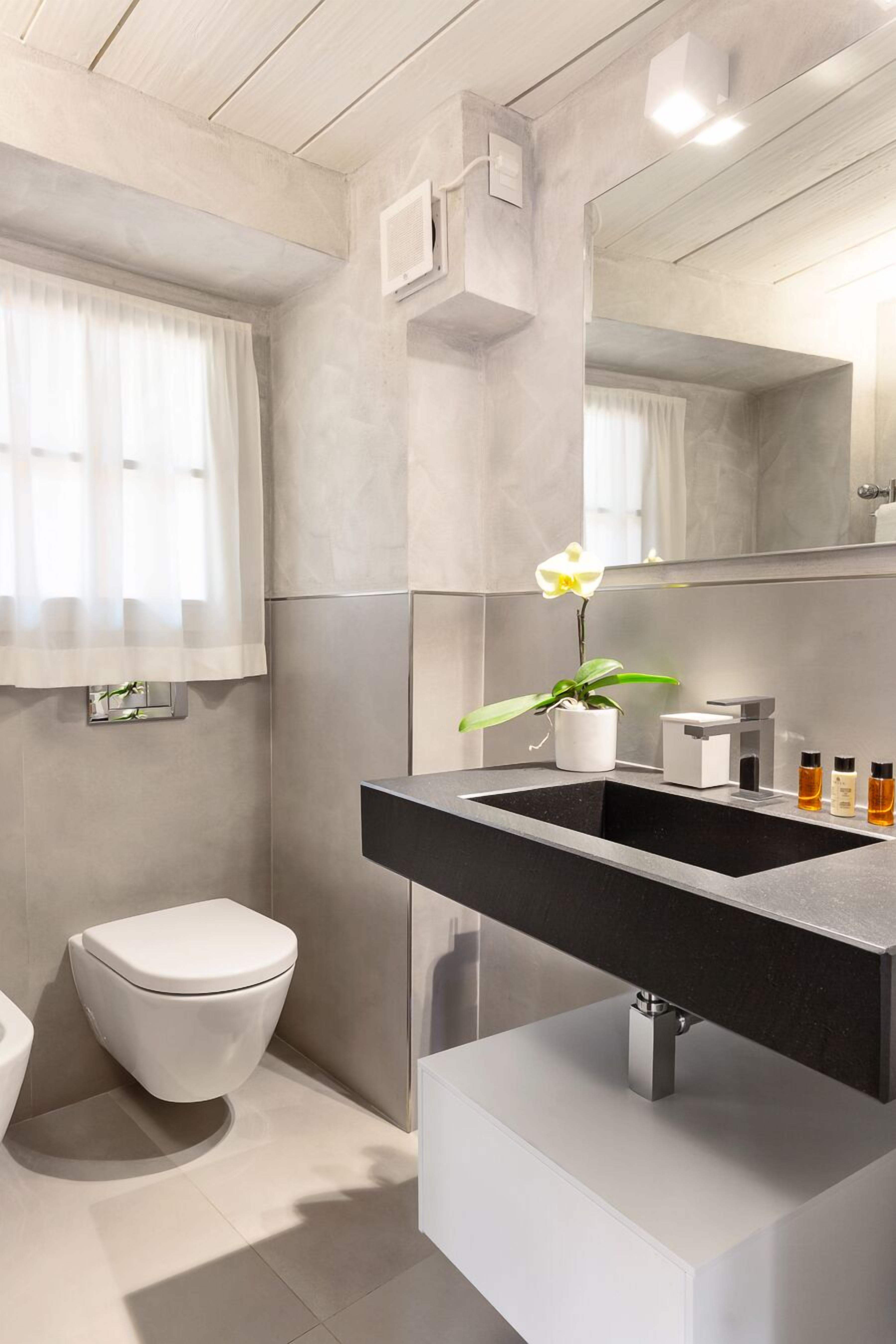 standard double or twin room | bathroom | combined shower/bathtub, free toiletries, hair dryer, slippers