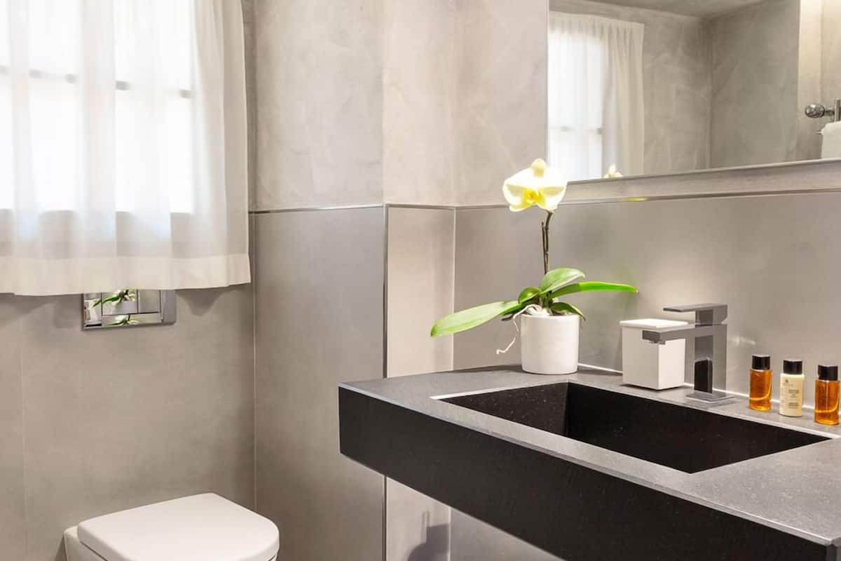 standard double or twin room | bathroom | combined shower/bathtub, free toiletries, hair dryer, slippers