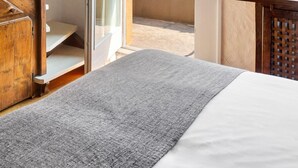 Standard Double or Twin Room, Terrace, Lake View | Minibar, in-room safe, desk, iron/ironing board (on request) - Hotel Pironi (Cannobio)