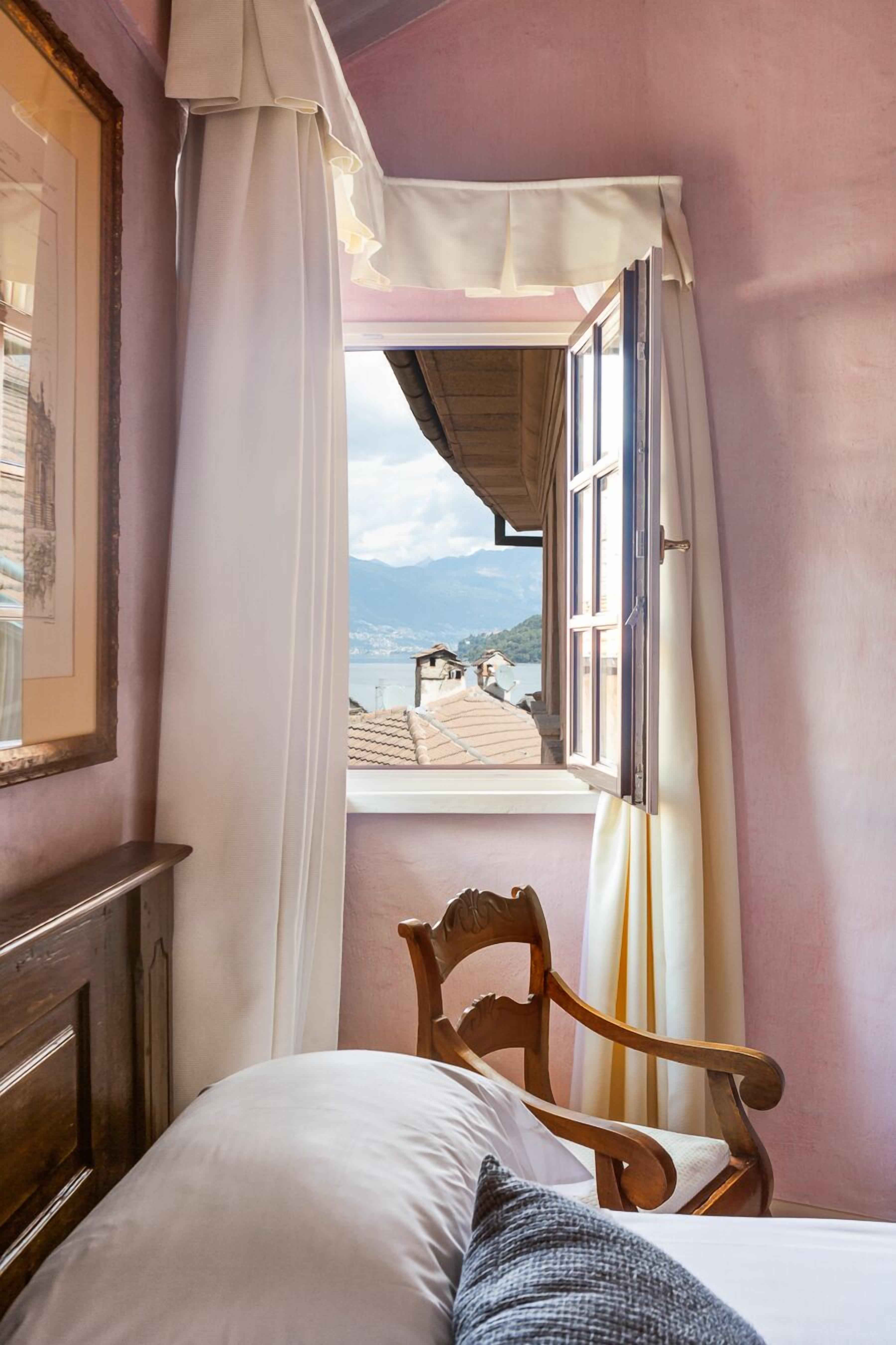 economy double room | minibar, in-room safe, individually decorated, individually furnished