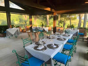 Breakfast, dinner served; Italian cuisine, pool views 