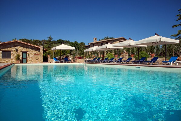 Seasonal outdoor pool, open 7:30 AM to 7:30 PM, pool umbrellas - Santa Maria degli Ancillotti (Assisi)
