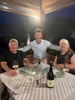 Se sirven desayunos y cenas; cocina italiana; junto a la piscina