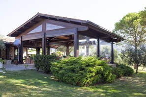 Breakfast, dinner served; Italian cuisine, pool views 