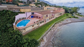 Piscina coperta, piscina all'aperto, ombrelloni da piscina, lettini