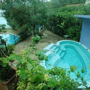 Outdoor spa tub