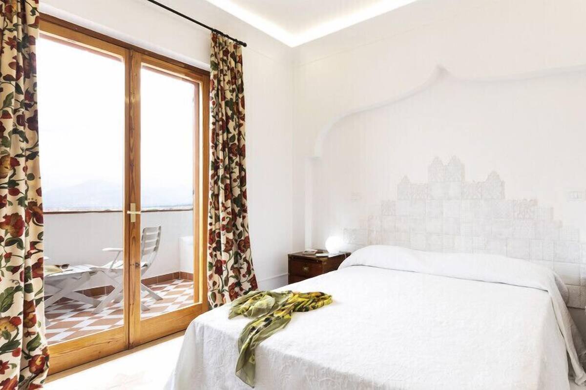 deluxe room, balcony, sea view | 1 bedroom, minibar, in-room safe, desk