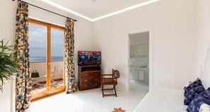 Habitación Deluxe, balcón, vista al mar | 1 habitación, minibar, caja de seguridad en la habitación y escritorio 