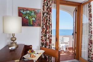 Chambre supérieure, balcon, vue sur la mer | 1 chambre, minibar, coffre-fort, bureau