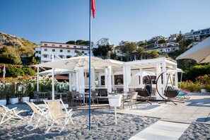 Private beach, sun-loungers, beach umbrellas, beach towels