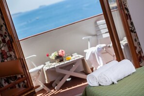 Minibar, coffres-forts dans les chambres, bureau, rideaux occultants