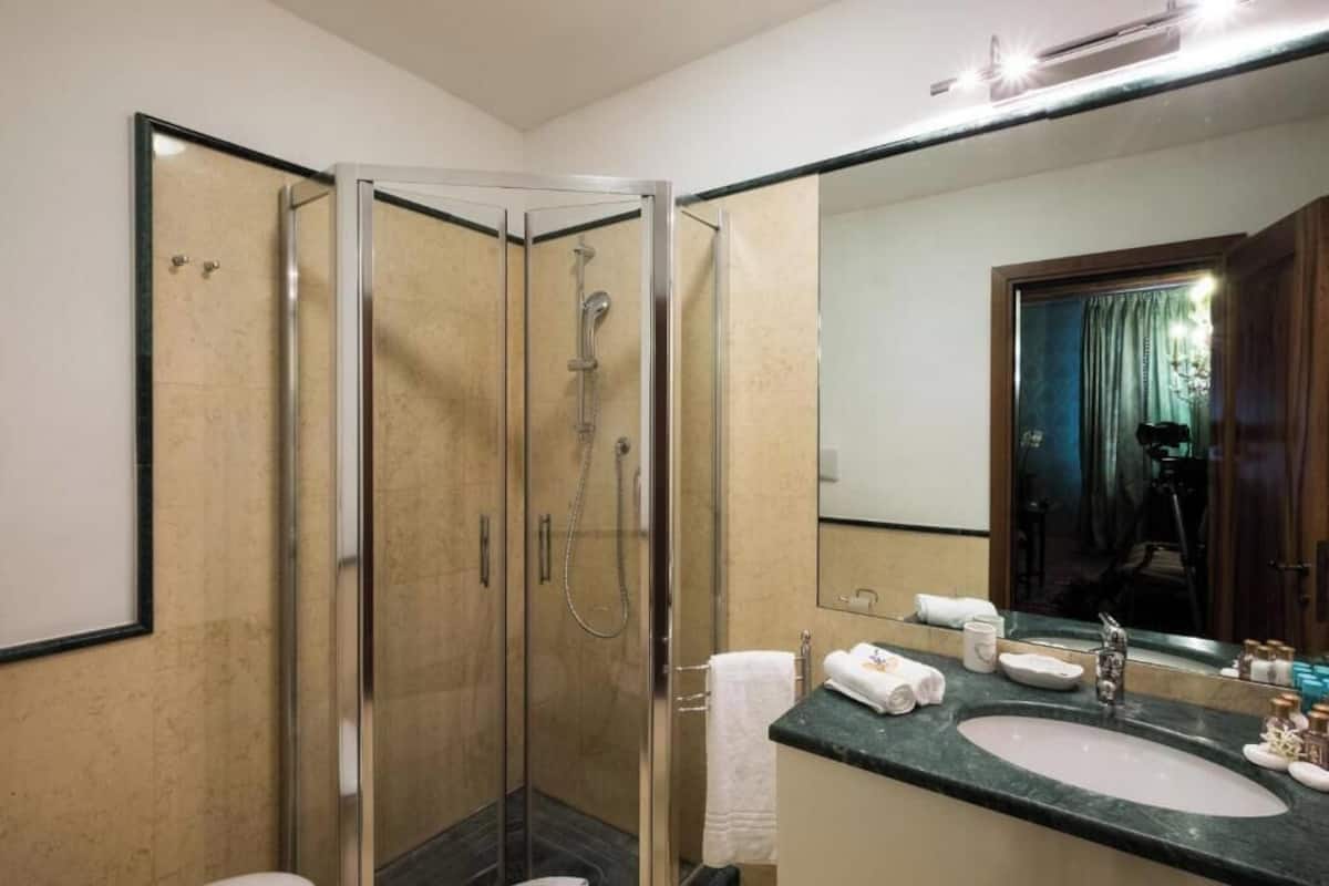 Badezimmer | Kostenlose Toilettenartikel, Haartrockner, Bademäntel, Hausschuhe