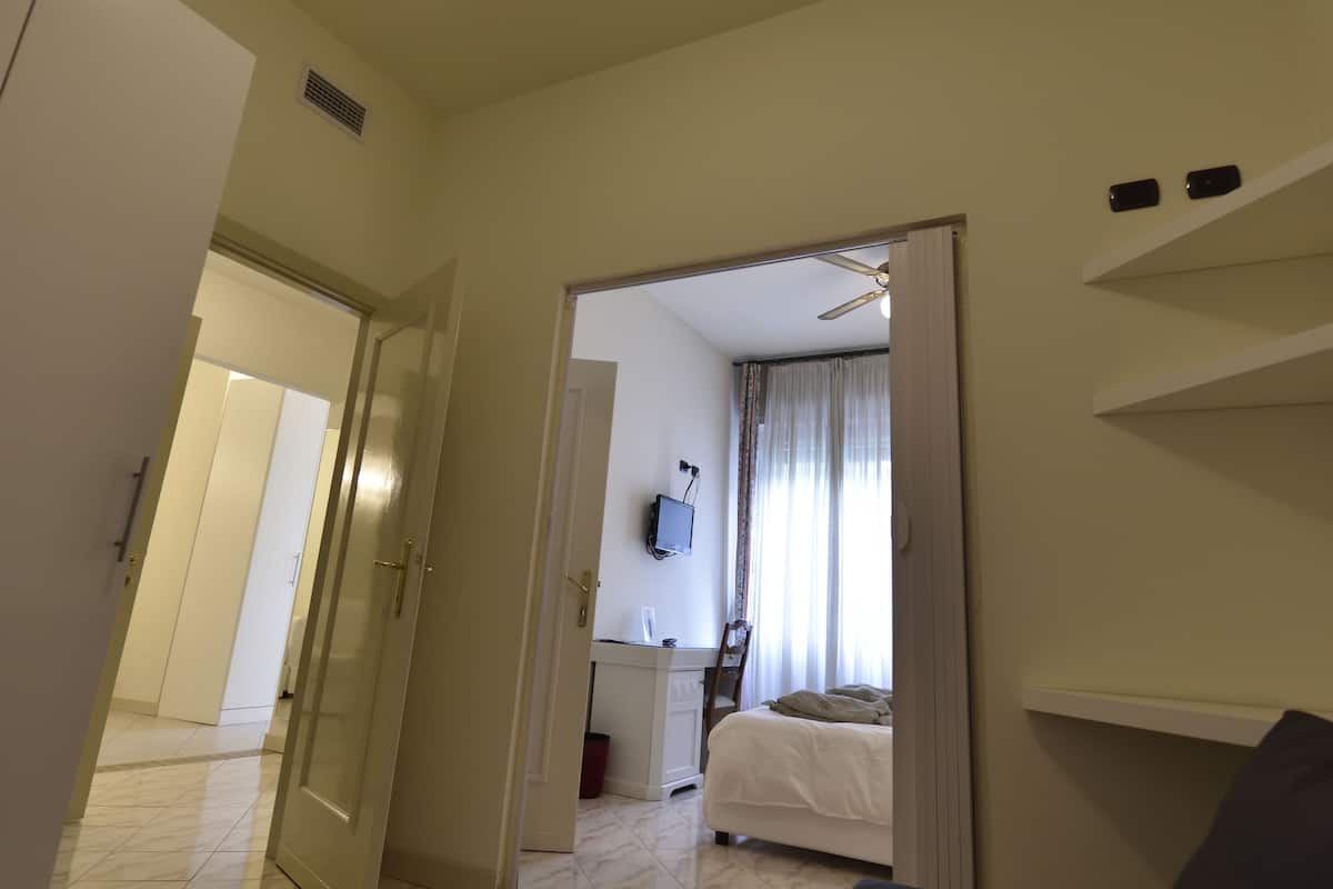 Familienzimmer, Badewanne, Bergblick | Minibar, Zimmersafe, Schreibtisch, Zustellbetten